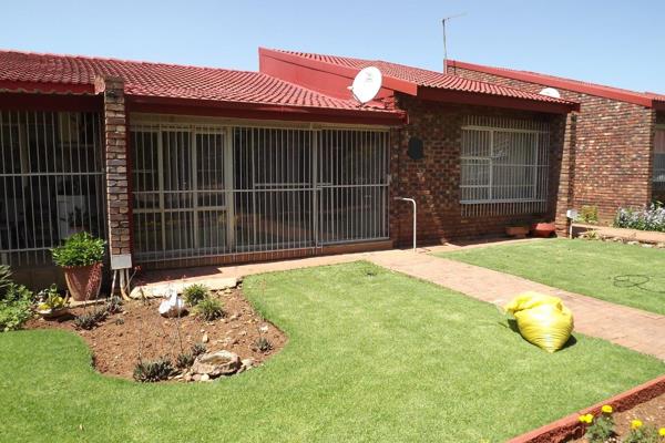 This well-maintained property is in Oleanderpark retirement village. This is a well-managed scheme and the finances are good. The ...