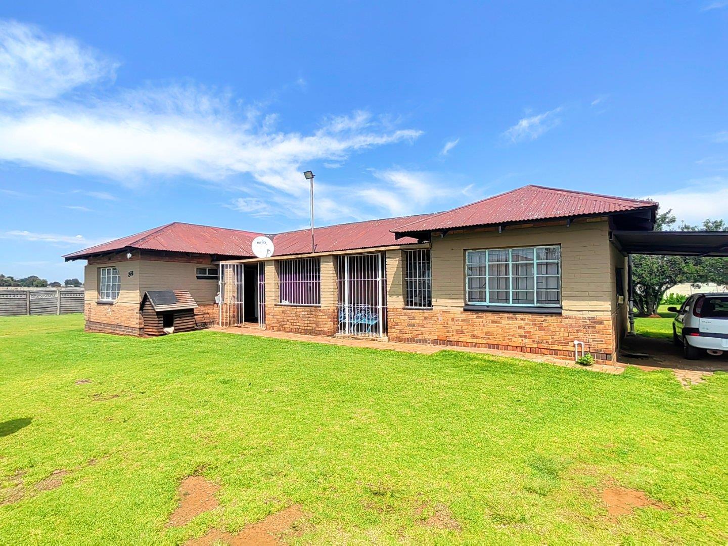 3 Bedroom House for sale in Vischkuil P24112063395