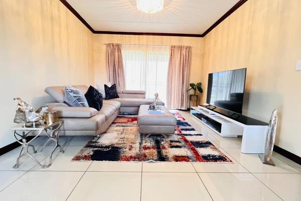 A grand walk into this elegant well mantained apartment with mahogany wooden finishes in a great location. The kitchen is fitted with ...