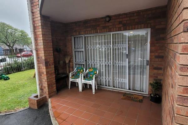 A 2-bedroom unit is available in a popular complex in Mayors Walk. Convenient to shopping centre. Bedrooms have built-in cupboards and ...