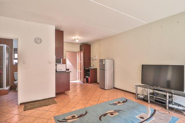 The perfect lock up and go apartment in a secure 24 hour control access area.  The building is a lovely red face brick. A ground floor ...