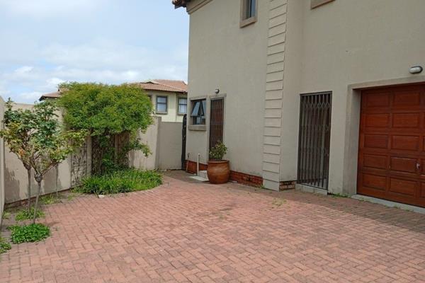 This property is nice and cozy situated in a quiet area of Secunda.

Offering:

Open plan lounge and kitchen equipped with a gas stove ...