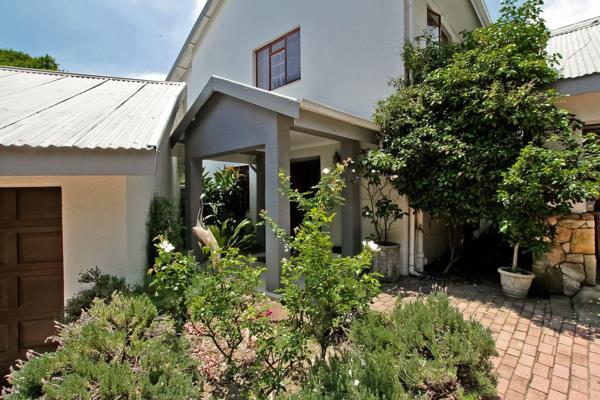 Simple elegance, this 4 bedroom family home has a versatile layout and a wooden theme ...