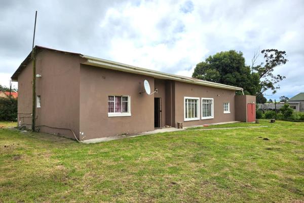 Investors Option!
This property has expansive grounds, close to the businesses in the area and not far from Komga main road.
It has ...