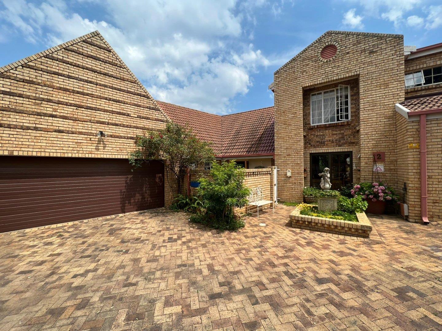 3 Bedroom Townhouse for sale in Van Der Hoff Park P24112082981