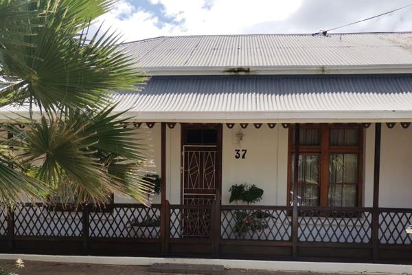 This is a lock-up-go home in the beautiful Karoo in the Eastern Cape with a lovely established garden and a cosy and warm feeling when ...