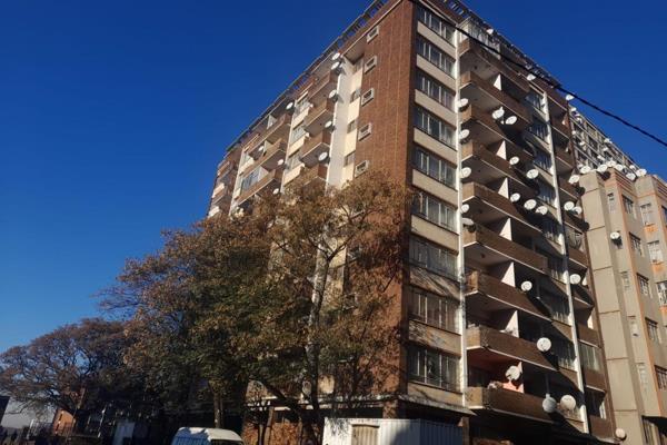 Newly renovated one bedroom flat available for rent in Villa De Este building

This unit consists of a one bedroom unit, separated ...