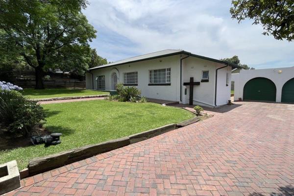 This house is situated in Eastleigh Ridge that has an outbuilding, double garage, staff ...