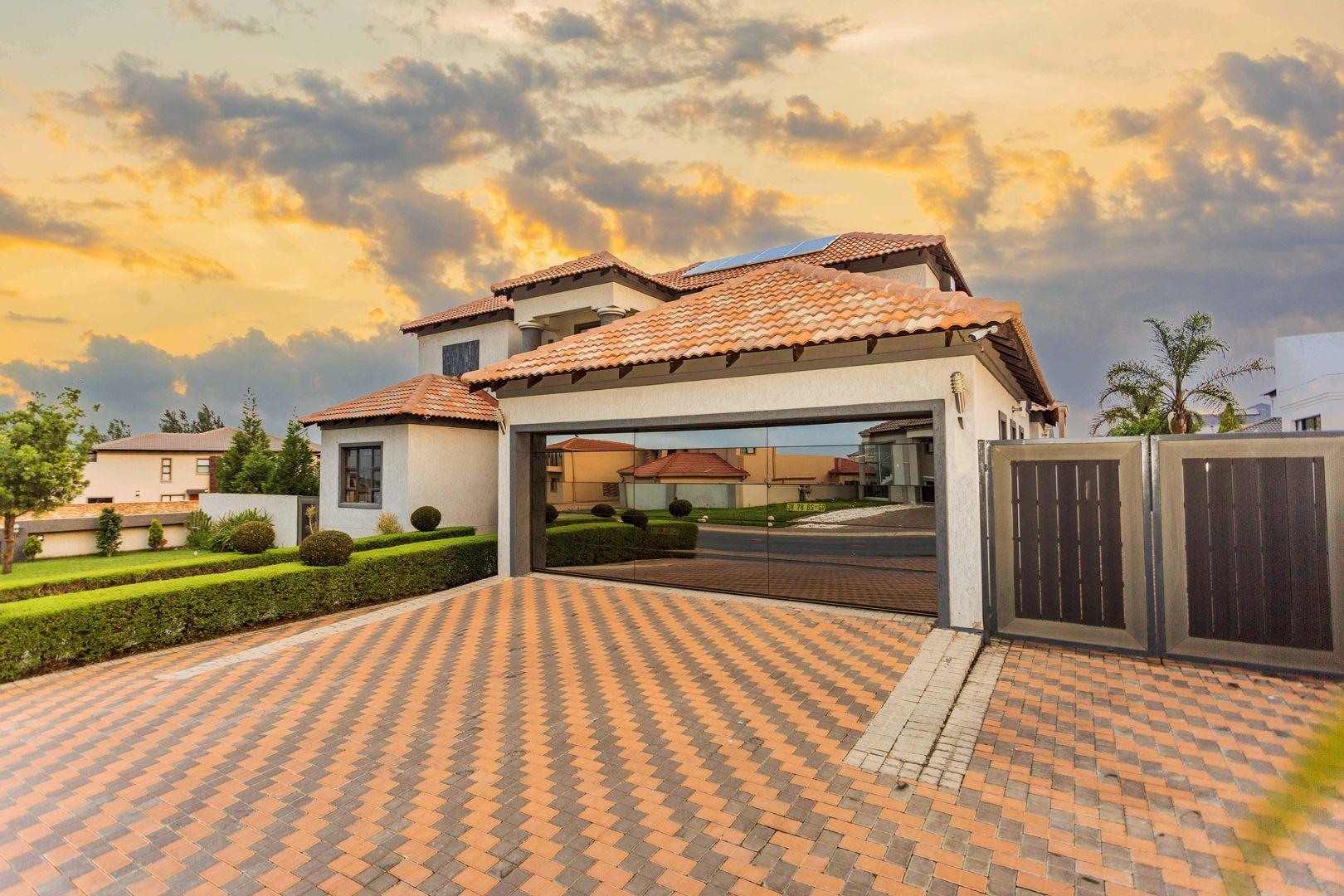 4 Bedroom House for sale in Blue Valley Golf Estate P24112110009