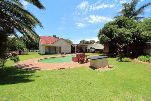 A neat 3 bedroom 2 bedroom home in a boomed area.

The home consists of:
- 3 Bedrooms
- 2 Bathroom
- Open Plan Lounge and ...