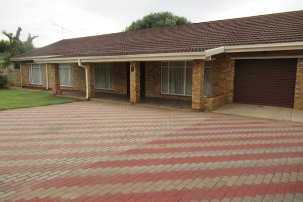 face-brick, low maintenance with 3 bedroom, the main en-suite, bath, basin and separate toilet and shower. Tiled floor, 3 living areas ...