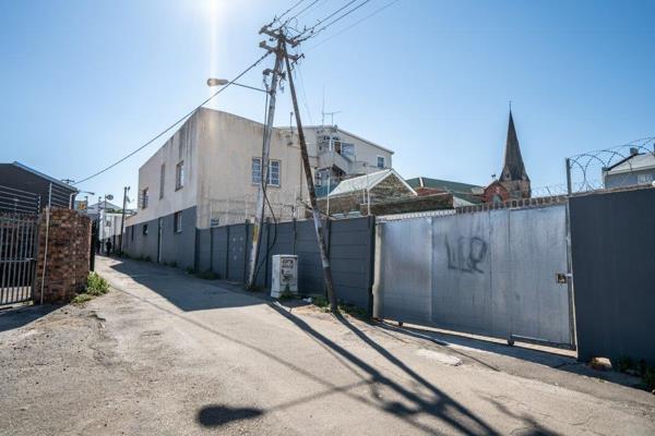 Coles Lane - Available immediately 
Flat 2
Cute bachelor flat available to rent.
Close to High Street.
Pre paid electricity and water ...