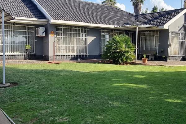 Neat and spacious four bedroom family home with two bathrooms, study, lounge and dining room.
The wooden kitchen consist of a breakfast ...