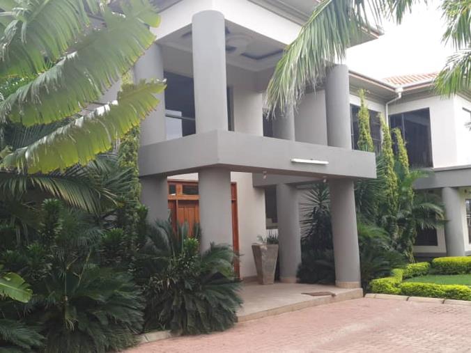 6 Bedroom House for Sale in Roma