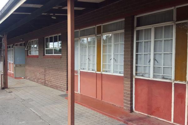 Bachelor flat, comprising of one bedroom, bathroom and kitchen.
Parking available.

Situated close to amenities in Vereeniging ...