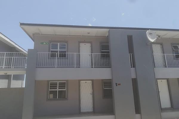 Second floor 2 bedroom unit in Blackstone in Brackenfell South.
Open plan living are ...