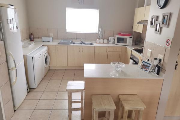 No pets / MUNICIPAL INCLUDED /Prepaid electricity
Own linen

This lovely apartment is ideal for short-term accommodation. 
3 ...