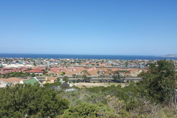 Large portion of land in a popular area of Hartenbos. The property is situated at the end of a cul-de-sac and borders on a green ...