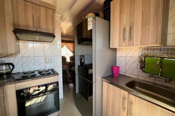 This neat and cosy house has a lovely newly renovated and modern kitchen.
It offers a family room, two bedrooms and one bathroom with a ...