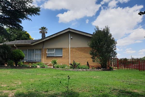 Looking for a house with a flat? This property, which is solely marketed by Zenia Heenop, with stunning river views could be your new ...