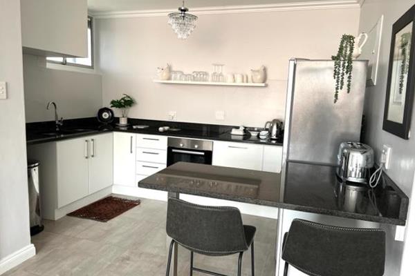 Stunning bachelor unit on the 5th floor in THE BEACHES, Humewood.
Watch the sea from your bed.
Beautiful kitchen.
Modern ...