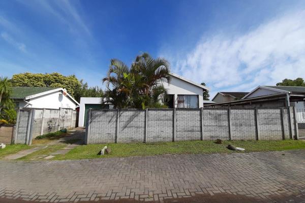 3 bedroom town house situated in a secure complex in Nahoon Valley Park. The property has a private yard surrounded by boundary walls ...