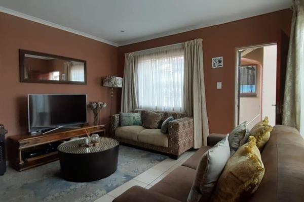 Beautiful Apartment in diepkloof  phase 2 with open view ensuite lounge and kitchen ...