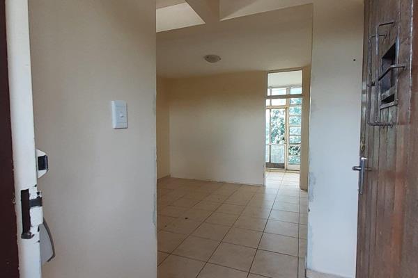 1 Bedroom flat with a small room (study) close to Zio and Sasol firm.
Security at complex.
Prepaid electricity
Water ...