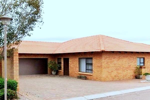 Magnificent private home with luxury &amp; style! SPACIOUS 3 BEDROOM SIMPLEX in Full Title 24h00 Security Complex! Lock-up &amp; go!!! ...