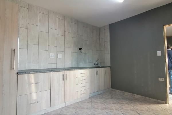 Large Ground floor 1 x Bedroom. 
Apartment suited for a single person or couple
1 x large Bedroom ensuite toilet and shower  ...