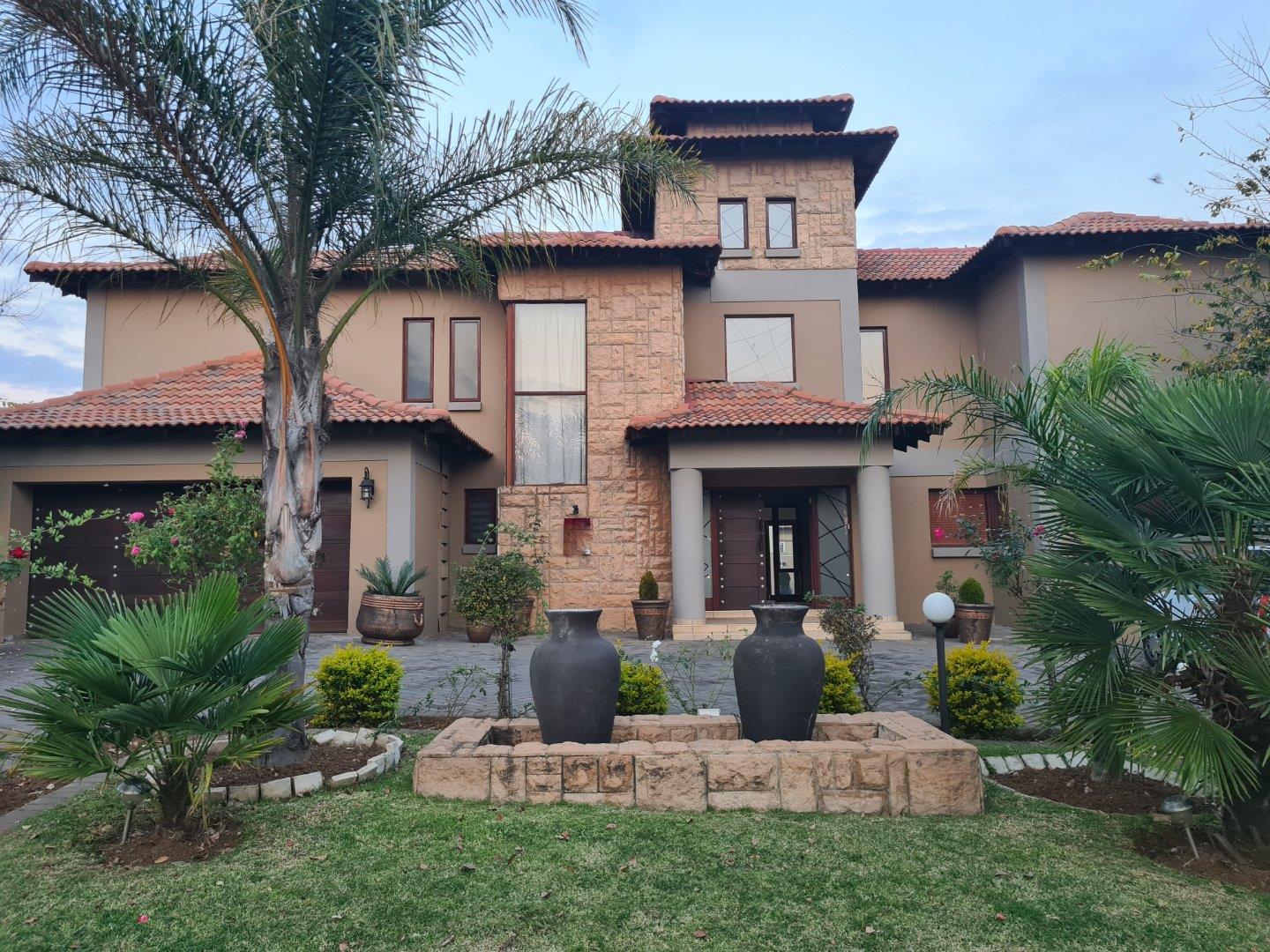 4 Bedroom House for sale in Helderwyk - P24-112161554