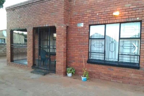 2 Bedroom house situated  in Soshanguve, close to all amenities, 
The house consists of 2 Bedrooms, 
1 Bathroom 
Kitchen 
Lounge area