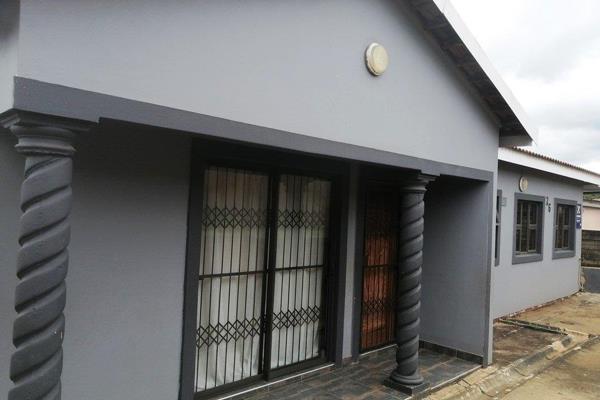 This home offers 3 Bedrooms served by a family bathroom with fully fitted kitchen, lounge and dinning room.

There is also a lock up ...