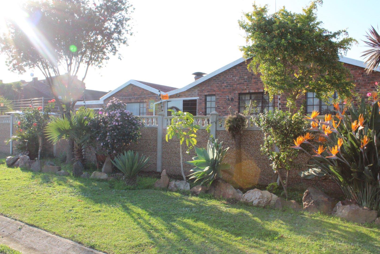 3 Bedroom House for sale in Humansdorp P24112173905