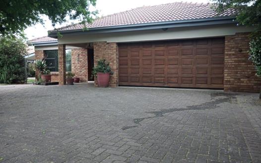 3 Bedroom House for sale in Vanderbijlpark SE 8