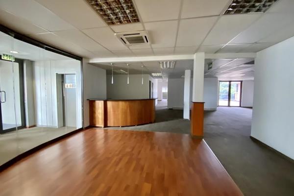 This immaculate 423m2 office unit is now available to rent in Waterkloof Rand Shopping ...