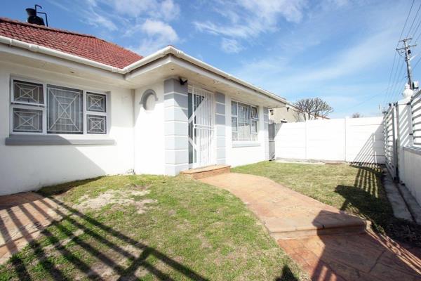 This 4 bedroom home boasts 4 bathrooms, flatlet(s) and borders Rondebosch ...