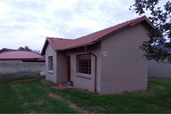 3 Bedroom house with kitchen, lounge and 2 bathrooms. Bedrooms with build in cupboards. 
Main bedroom with un-suite bathroom with ...