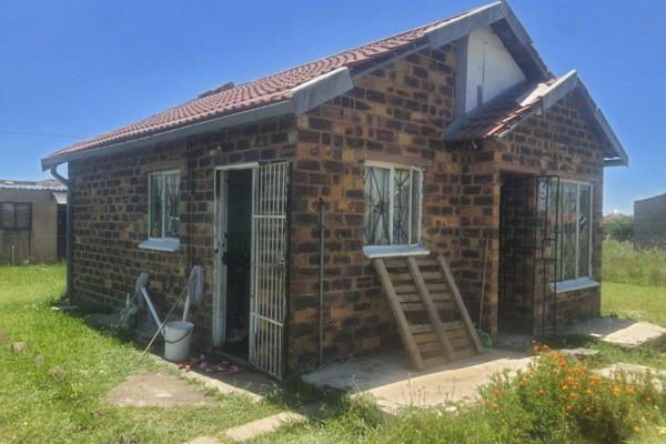 SOLE MANDATE
A cosy 2 bedroom home up for grabs, with lounge and family bathroom. Room for improvements/renovations. A little TLC.  ...