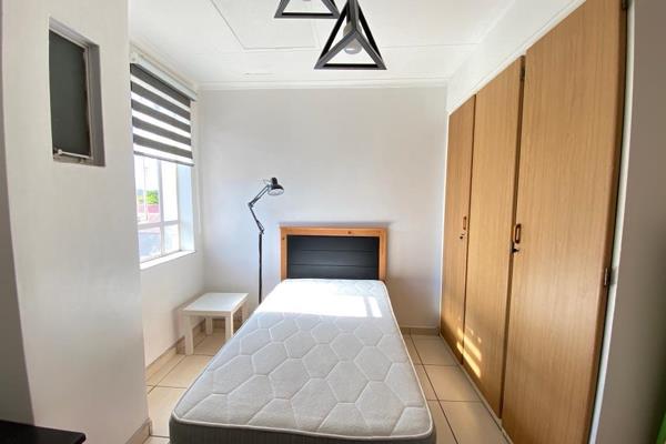 Spacious,Neat loft apartment. 
Close to the university of Pretoria and walking distance to the malls.
24 hrs secured complex 

This ...