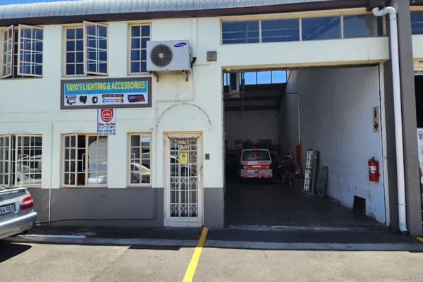 260SQM NEAT INDUSTRIAL PREMISES

Neat industrial unit measuring 260sqm at R85/sqm therefore asking R22,100 plus VAT. The unit has a ...