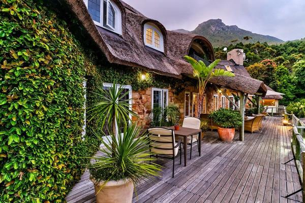 Sole mandate!
Live the African dream or host the ultimate Guest house in the heart of Constantia! 

As  you enter the sweeping ...