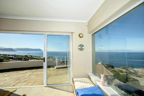 Situated with the most breathtaking views across False Bay. This lovely double story home offers 4 bedrooms and large open plan living ...