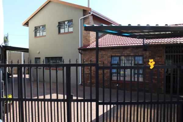 Double storey house situated at riverlea ext 2.

It offers 4 spacious bedrooms and 2 bathrooms. Three of these bedrooms and a bathroom ...