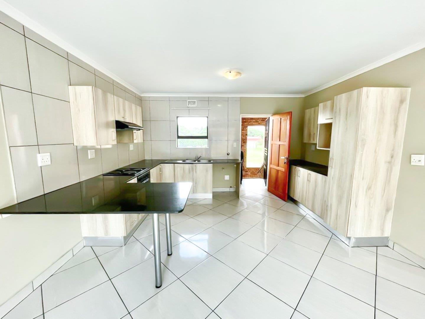 3 Bedroom Townhouse for sale in Goedeburg P24112205340