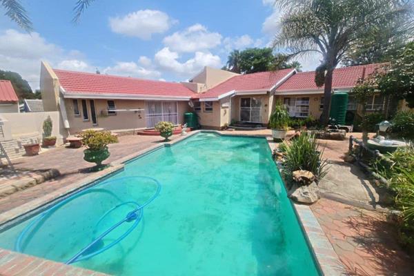 An upmarket family home at an amazing price!
With its sparkling blue swimming pool ...