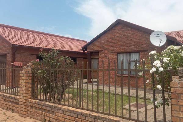 This very neat home with kitchen, lounge, dining room, 3 bedrooms and 2 bathrooms which is fully tiled.

Pre paid Electricity and ...