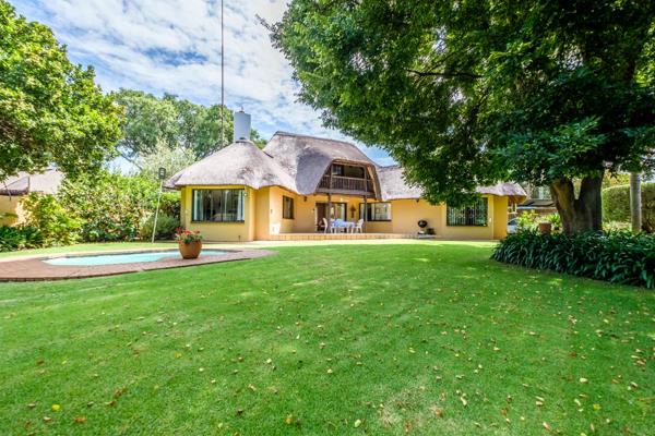 Your ideal home next to Hartbeespoort dam.
This well-maintained charming thatched home ...