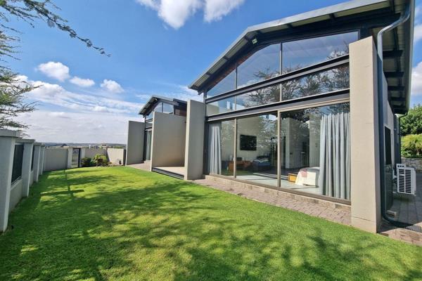 This is an exquisite modern 4 bedroom family home situated right next to a park with magnificent views. 

See below what this domain ...