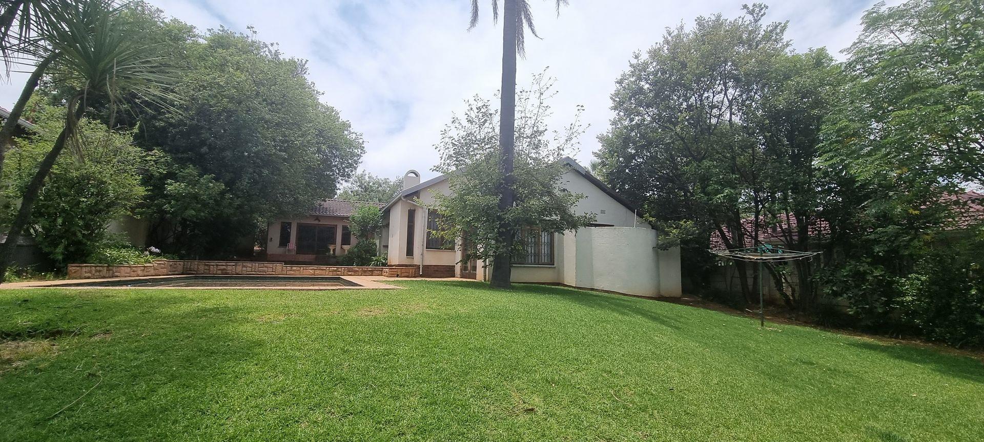 4 Bedroom House for sale in Linden P24112222310